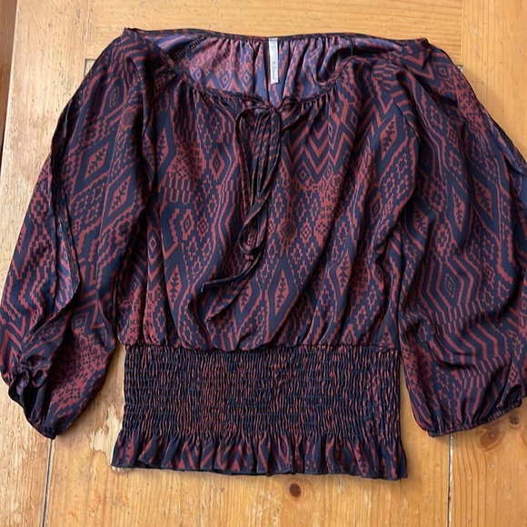 Cold shoulder cute top. - Picture 2 of 2